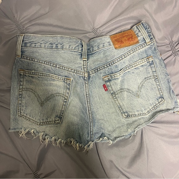 Levi’s distressed denim shorts - Picture 3 of 4